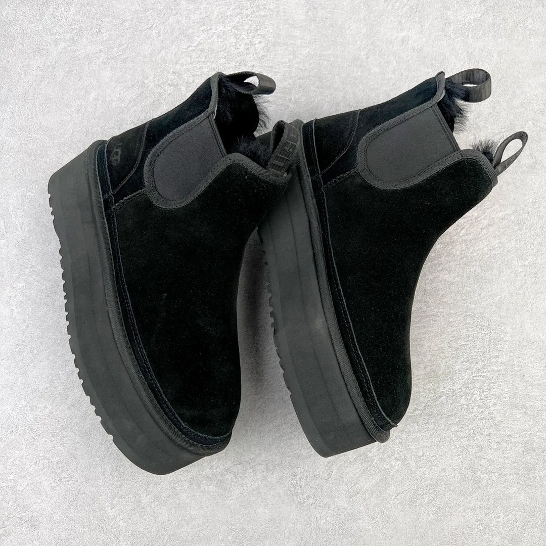 Pick up locally 💰600 UGG 4526 Chelsea thick-soled autumn and winter sheepskin and fur snow boots. All shoes are made from the same factory as ZP. Longfeng A-grade Australian imported sheepskin and fur women's boots. Brand OEM production line. Fully follow the ZP process. Original pattern maker of the OEM. Adhering to the principle of no original shoes and no development selection. Pay attention to every detail. The most authentic version on the market. TREADLITE "Light Wing" technology outsole. Lightweight/durable/flexible/pile size: 35 36 37 38 39 40 Coding: by3936030